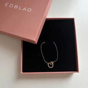 Guldhalsband från Edblad - Gulligt halsband från Edblad. Fick det i present men endast använd nån gång då jag inte bär guld.  Nyskick och lådan följer med. Säljer även matchande armband.