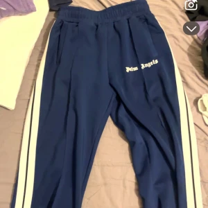 Palm Angels byxor  - Snygga blå byxor  från Palm Angels 