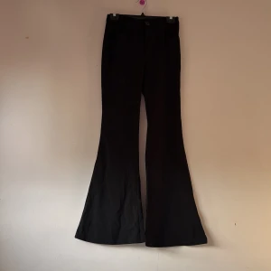 Svarta bootcut byxor - Snygga svarta bootcut byxor med hög midja. Perfekta för en stilren look. Passar bra till både vardag och fest.