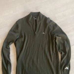 Mörkgrön tröja med dragkedja från J.Lindeberg - Riktigt snygg J.Linderberg tröja!! Denna tröja är riktigt trändig och snygg. Ny pris 1600 kr. Mitt pris 650kr. Priset kan diskuteras😁