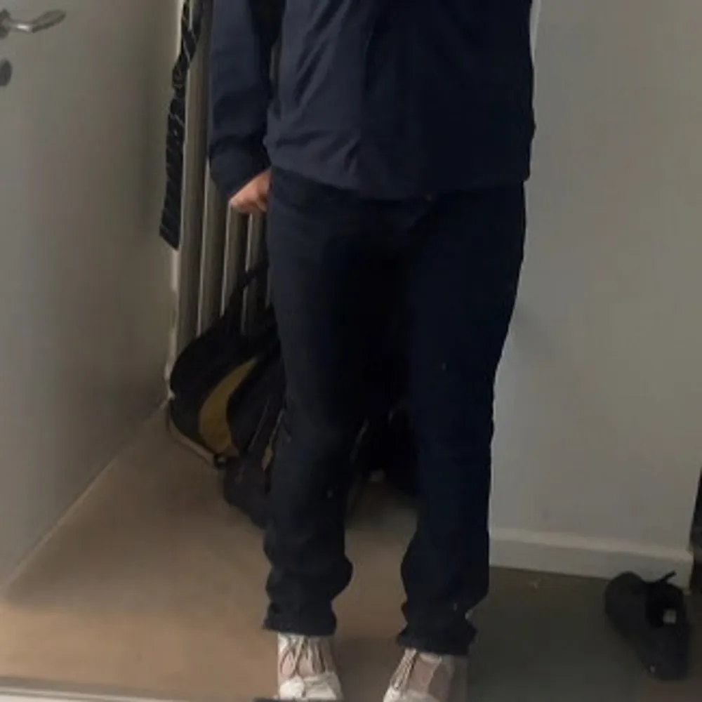 Säljer dessa assnygga jeans från LTB! De passar mig perfekt i längden men är tyvärr förstora i midjan så därför kommer de inte till användning! De är strl 27/34 men väldigt stora i midjan! Jättebra skick! Tveka inte på att skriva om du har nån fråga!💓(de är mörkblå men ser mer svarta ut) köpta för ca 800. Farkut & Housut.