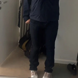 Mörkblå/svarta LTB jeans - Säljer dessa assnygga jeans från LTB! De passar mig perfekt i längden  men är tyvärr förstora i midjan så därför kommer de inte till användning! De är strl 27/34 men väldigt stora i midjan! Jättebra skick! Tveka inte på att skriva om du har nån fråga!💓(de är mörkblå men ser mer svarta ut) köpta för ca 800