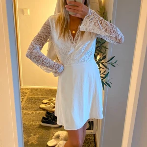 Vit studentklänning - Oanvänd studentklänning med prislapp kvar💕