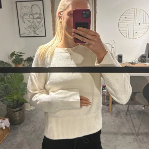 Stickad tröja  - En vit/beige stickad tröja från other stories i storlek S, skulle säga att den är i nytt skick då den ser ny ut och har knappast används. Ordinarie pris 550kr💗💗