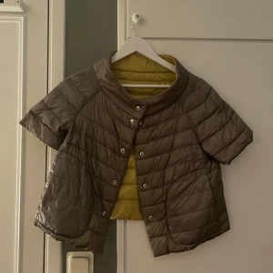 Beige / gul kortärmad pufferjacka från Herno - Säljer en beige kortärmad pufferjacka från Herno. Jackan har en quiltad design med knappar framtill och är tillverkad i 100% polyamid med dunfyllning. Man kan ha den antigen gul eller beige ❤️ storlek 42 men sitter som en S