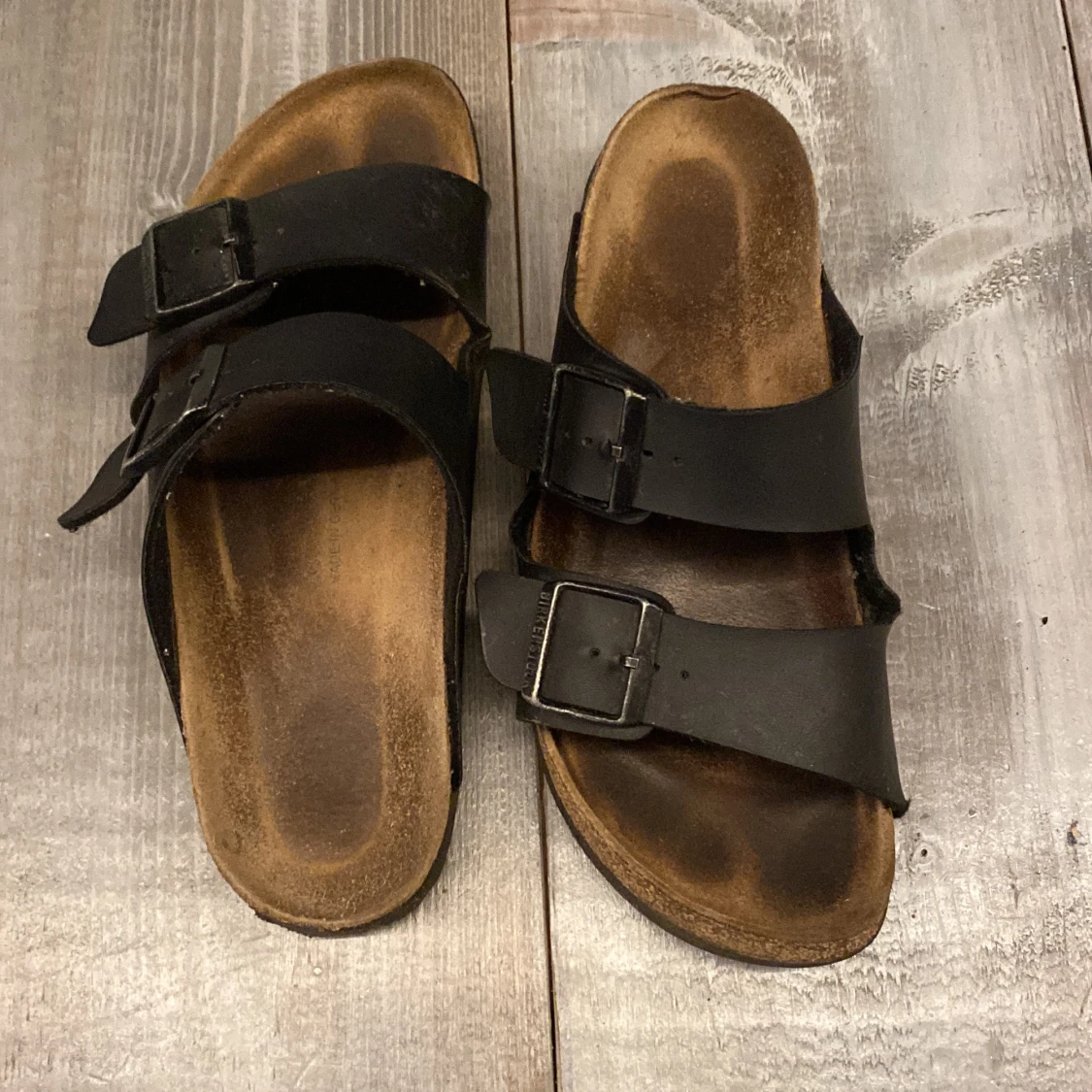 Svarta sandaler med spännen