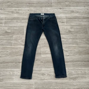 Mörkblå acne jeans  - Snygga mörkblå jeansbyxor från acne med klassisk femficksdesign. Perfekta för en avslappnad stil.