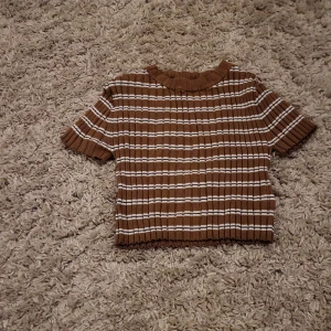 Basic brun/vit randig crop-top - En underbar brun/vit randig crop-top. Passar till 10-13 åriga flickor