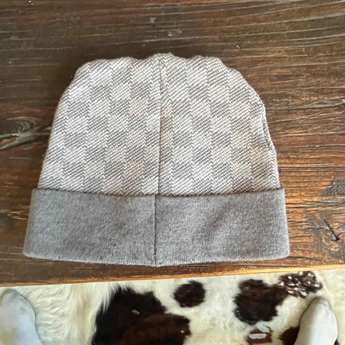 Grå rutig mössa . Aldrig använd nytt skick håller dig varm om dom kyligare dagarna🥶⛄️ - 90