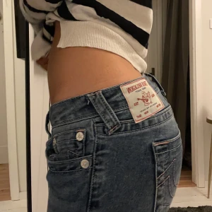True religion jeans - Ett par lågmidjade true religion bootcutjeans, använda fåtal gånger och i jättebra skick🥰😍 Nypris 1200kr