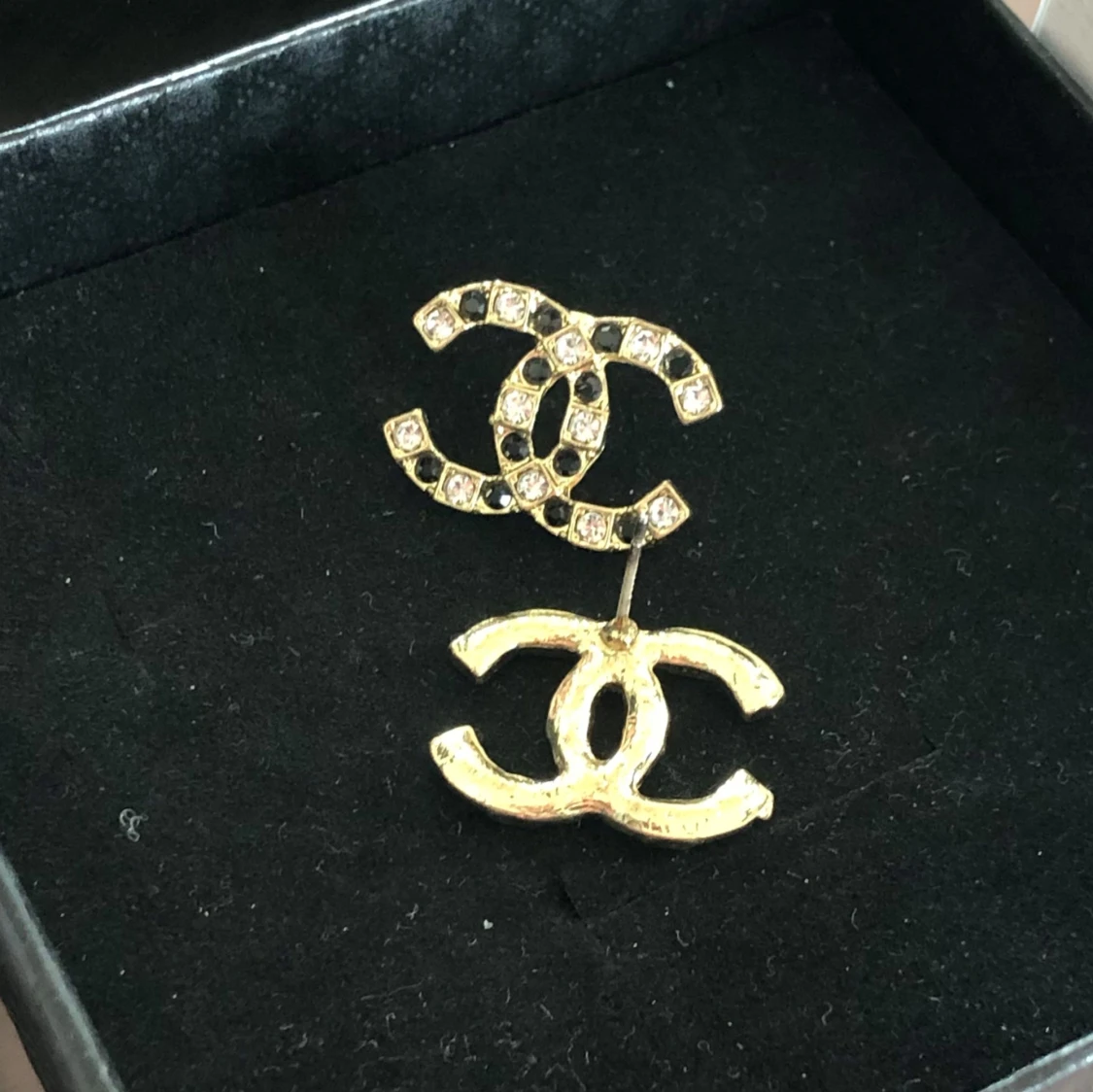 Guldiga örhängen med vit och svart kristall  - 92