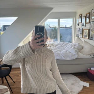 Beige ribbad stickad tröja - Säljer en mysig beige stickad tröja. Hör av er vid frågor!