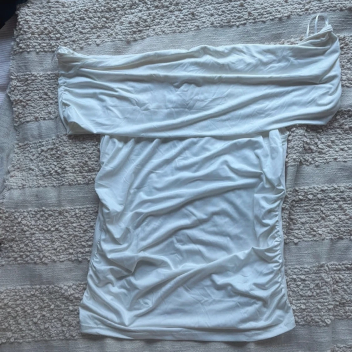 Vit offshoulder topp