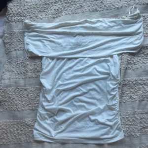 Vit offshoulder topp - Säljer en stilren vit offshoulder topp från Monki. 