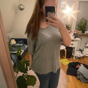 Grå t-shirt från Harvey Miller - Säljer en grå t-shirt från Harvey Miller med tryck på bröstet. T-shirten har en avslappnad passform och är perfekt för en casual look. Den är tillverkad i ett mjukt material som känns skönt mot huden💕.