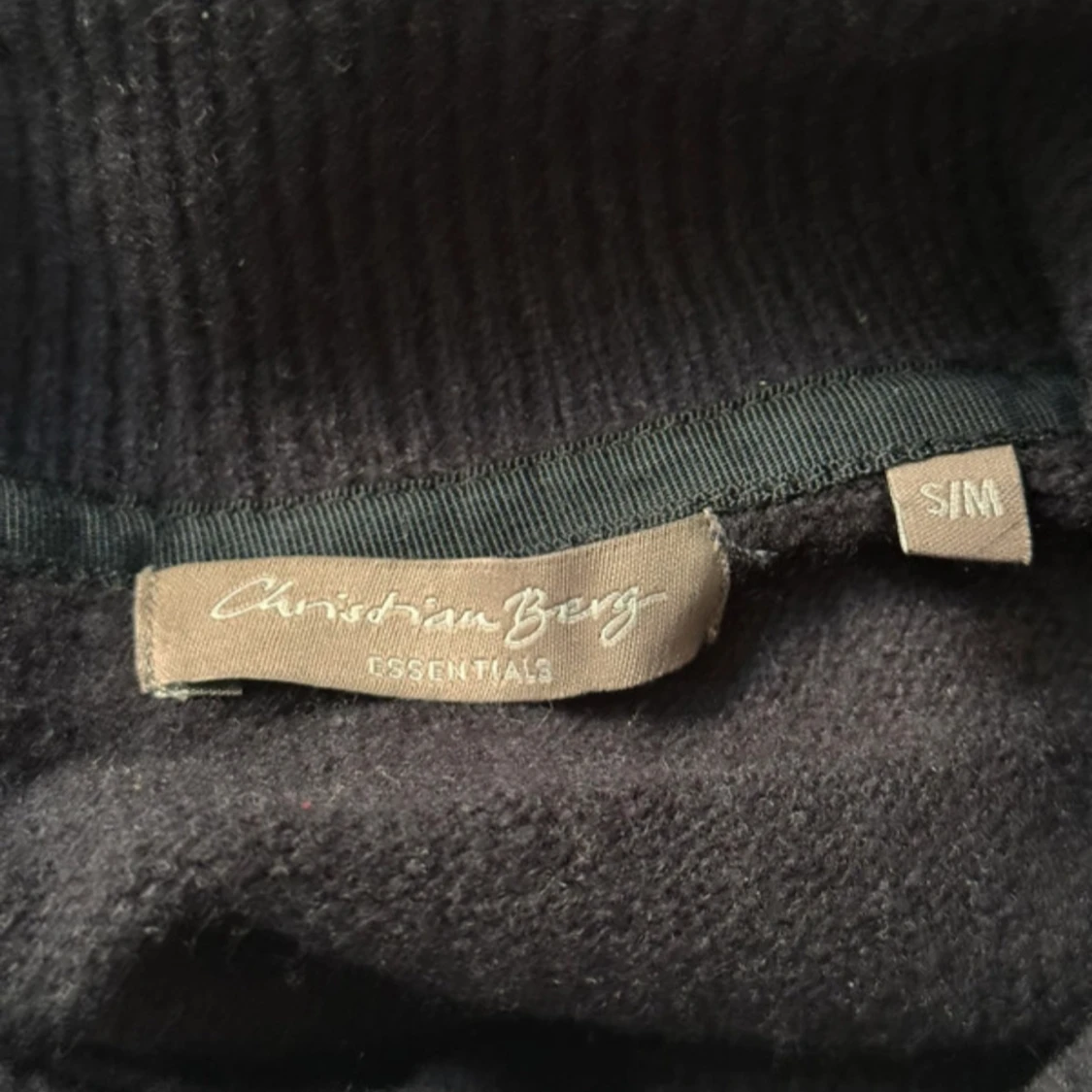 Svart poncho från woolmark - 93