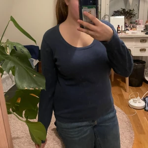 Mörkblå tröja från b.young - Säljer en stilren mörkblå tröja från b.young. Tröjan har en rund halsringning och långa ärmar, perfekt för en avslappnad look. Den är tillverkad i ett mjukt material som känns skönt mot huden.