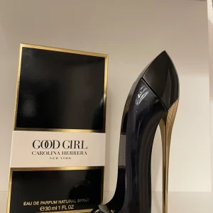 Good Girl Eau de Parfum från Carolina Herrera - Säljer min Carolina Herrera perfym, aldrig använd. Ordinarie pris 710kr (30ml). Kommer inte sälja den under 500kr