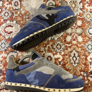 Valentino Rockrunners  - Hej! Säljer nu mina skor från märket Valentino , storlek 41,  väldigt bra skick , tveka inte på att höra av dig om du har frågor eller funderingar kring skorna!