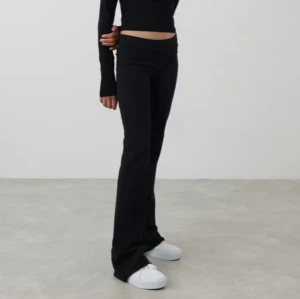 Svarta lowwaist joga pants - Snygga svarta bootcut joga pants med låg midja. ‼️DET ÄR SLUTSÅLDA PÅ HEMSIDA/BUTIK‼️ de är i mycket bra skick, använda fåtal gånger, inga defekter osv. Skriv gärna vid frågor/funderingar💞💞