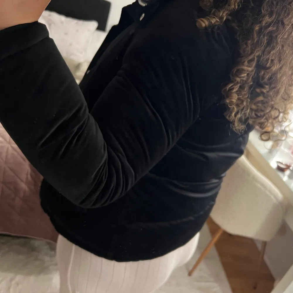 Snygg svart pufferjacka från Vero Moda med dragkedja och knappar. Perfekt för kyligare dagar med sin quiltade design och långa ärmar. Jackan har en stilren look och passar till många olika outfits. De är . Takit.