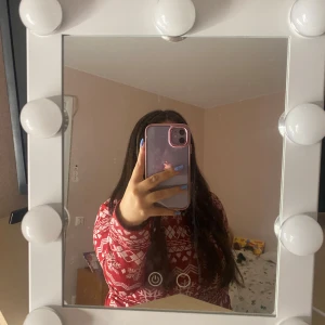 Vit sminkspegel med belysning - En vit sminkspegel med inbyggd belysning. Dem har tre olika ljus färger. Den ansluts enkelt med en USB-kabel, men står även man behöver batteri, däremot kan man hoppa det kabel för allt jobb 💞