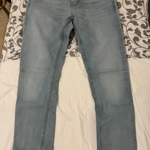 Ljusblå jeans från 157 stolen s - Säljer ett par ljusblå jeans från 157 i storlek S. De har en klassisk femficksdesign med knapp och dragkedja framtill. Perfekta för en avslappnad stil.