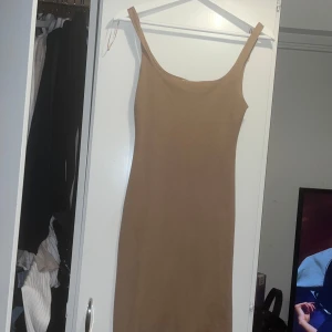 Beige klänning från Zara  - Snygg beige klänning från Zara  i en enkel och stilren design. . Bra skick sitter verkligen  figursytt jätte fin på storleks S, stretch  säljer billigt då jag börjar rensa garderoben 