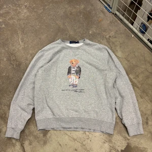Vintage Ralph Lauren Polo Bear Crewneck Tjocktröja Hoodie Tröja Grå Boxy Oversized  - Helt okej skick, trycket spricker lite.                                 Grisch old money
