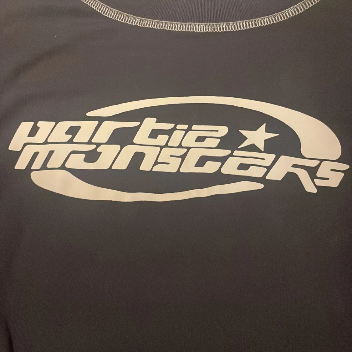 Grå långärmad tröja med tryck/ szara koszula z długim rękawem i nadrukiem - 91