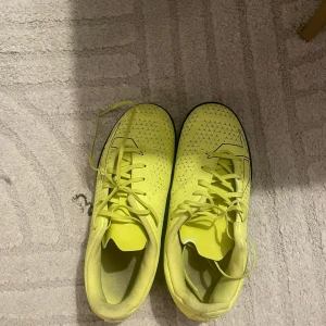 Gula fotbollsskor med snörning - Snygga gula fotbollsskor med snörning och mönstrad ovansida. Perfekta för att sticka ut på planen med sin klara färg och sportiga design.