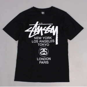 Stussy world tour t-shirt - Säljer en fet stussy world tour t-shirt för den inte kommer till användning. Skick 9/10. Nypris 449kr.