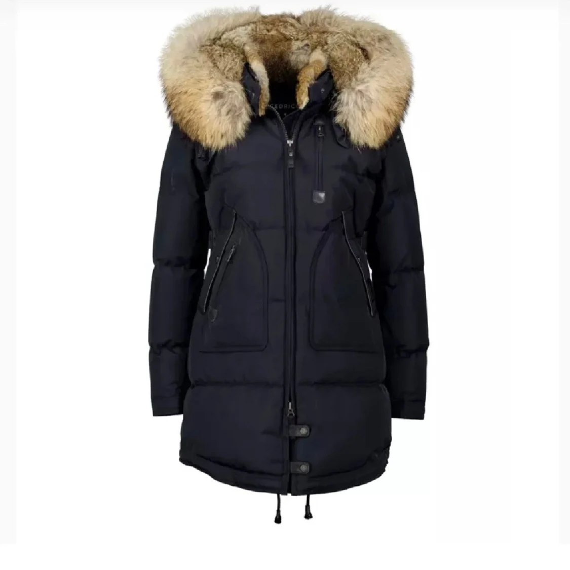 Svart dunjacka med pälsdetalj