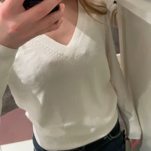 Vit stickad tröja med v-ringning - Säljer en stilren vit stickad tröja från Gant med v-ringning. Tröjan har långa ärmar, perfekt för vintern och hösten. Storleken är M men passar mig som har xs eller s. Pris kan diskuteras 