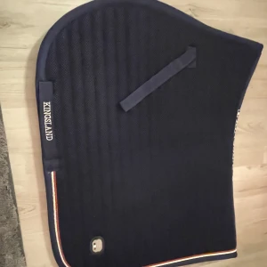 Kingsland schabrak  - Mörkblått Kingsland schabrak, köpt begagnat men är som nytt. Endast testat hos mig. Mesh material. 
