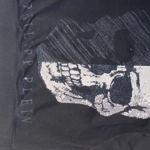 Svart tröja med dödskalle från Philipp Plein | Kenzo sweatshirt - Tror ej att dessa tröjor säljs fortfarande. Säljer bäda 1500. Philipp plane själv för 1300 och Kemzo 700. Swish|