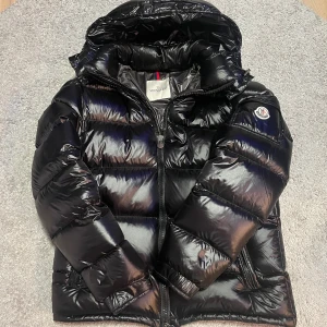 Moncler Maya Jacka - Tja! Säljer en mycket fin Moncler Maya jacka i färgen svart i storlek 3/L, den är i fint skick inga skador, passar dem imellan 175-185cm, skriv om ni har några fårgor eller  funderingar 