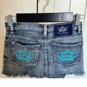 Victoria Beckham jeanskjol - Säljer den här Victoria Beckham jeanskjolen pågrund av att den inte kommer till användning ❤️står storlek 29 men skulle säga att det är en xxs/xs❤️