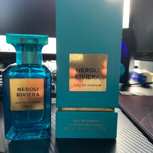 Neroli Riviera Eau de Parfum - Elegant parfymflaska i turkos med guldiga detaljer. Flaskan rymmer 80 ml och kommer i en matchande turkos förpackning. Doften är en Eau de Parfum, vilket ger en långvarig och intensiv upplevelse. Perfekt för den som söker en fräsch och lyxig doft. Aldrig försent för en sen julklapp till någon annan eller dig själv. (Ca 30ml kvar) Ny pris 480kr på amazon.se