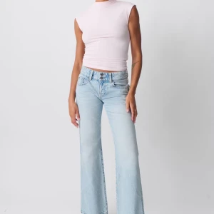 Ljusblå bootcut jeans - Snygga ljusblå bootcut jeans med låg midja. Perfekta för en avslappnad stil med en modern touch. De har klassiska fem fickor och en dragkedja med knapp framtill.