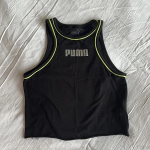 Linne från Puma - Croppad linnetopp från Puma med neongula detaljer. Strl M