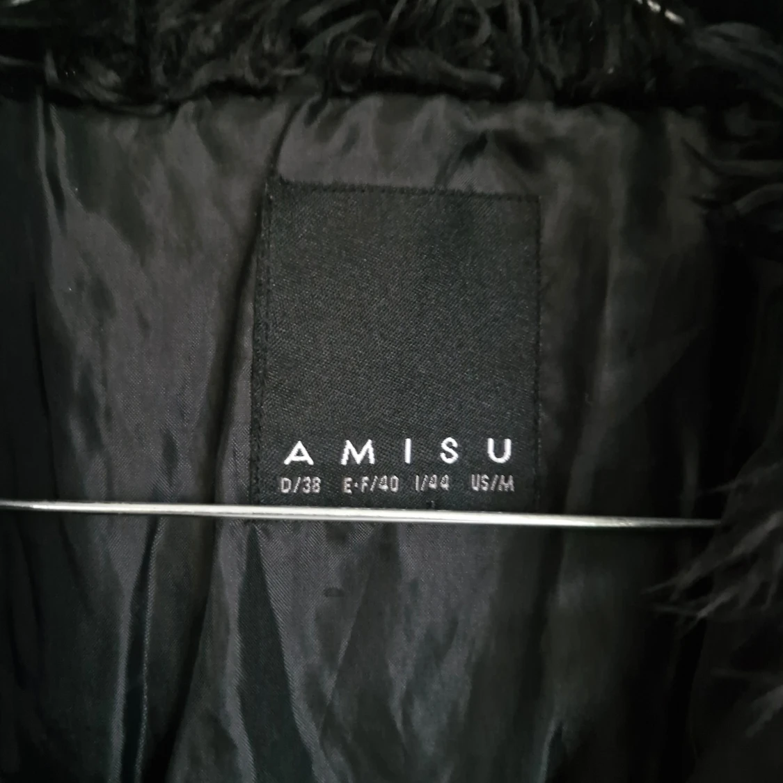 Svart jacka med fuskpäls från Amisu - 90