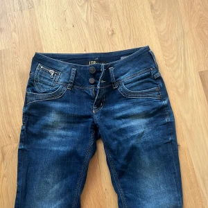 Mörkblå jeans från LTB - Snygga mörkblå jeans från LTB. Använda ett fåtal gånger och kommer inte till användning för att jag inte gillar hur de sitter på mig. Nyåris ca 700-800kr.