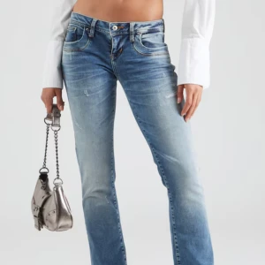 Blå jeans med låg midja - INTRESSEKOLL BUDA!Snygga blå jeans med låg midja och en klassisk knappt använda osäker på att sälja intressekoll skriv för fler bilder💓