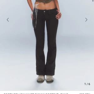 Lågmidjade jeans  - Supersnygga Lågmidjade jeans från Weekday i storlek 27/32. Oanvända med lappen kvar, helt slutsålda!💗