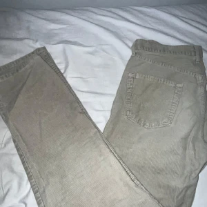 Beige Levis 551 jeans - Säljer ett par klassiska beige Levis 551 jeans. De har en rak passform med knappgylf och fem fickor. Perfekta för en avslappnad stil.