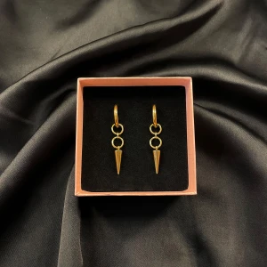 Örhänge i rostfritt stål - Snygga örhängen i både guld och silver i rostfritt stål. Ett par kostar 99kr. Perfekta för att ge din outfit en snygg touch!Passar både till vardags och fest. Perfekt att ge bort i present eller att själv bära. Våra smycken skickas i en smyckespåse, köp till en presentask för endast 19kr. Vi på Monile UF skänker desutom 10% av våran vinst till Barncancerfonden så genom detta köp så bidrar du även till något större!✨💞