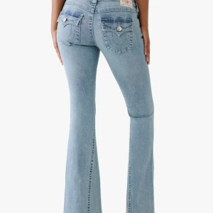 True Religion jeans - Joey - Fick som julklapp men gick inte att lämna tillbaka då lapparna var avklippta. Aldrig använda så helt I nytt skick. Storlek 25 och passar mig som normalt har storlek S/ 36 I jeans. 