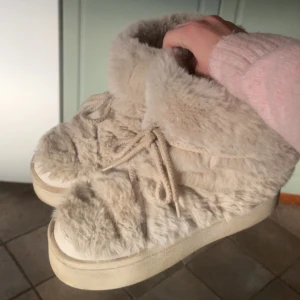 Beiga fluffiga skor - Säljer mina så söta fluffiga skor från h&m i storlek 36, bra skick!!💕😍