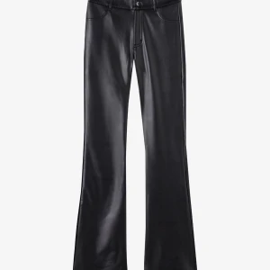 Svarta skinnbyxor med bootcut -  svarta skinnbyxor med  bootcut. dragkedja och knapp framtill. Köpt från calzedonia 